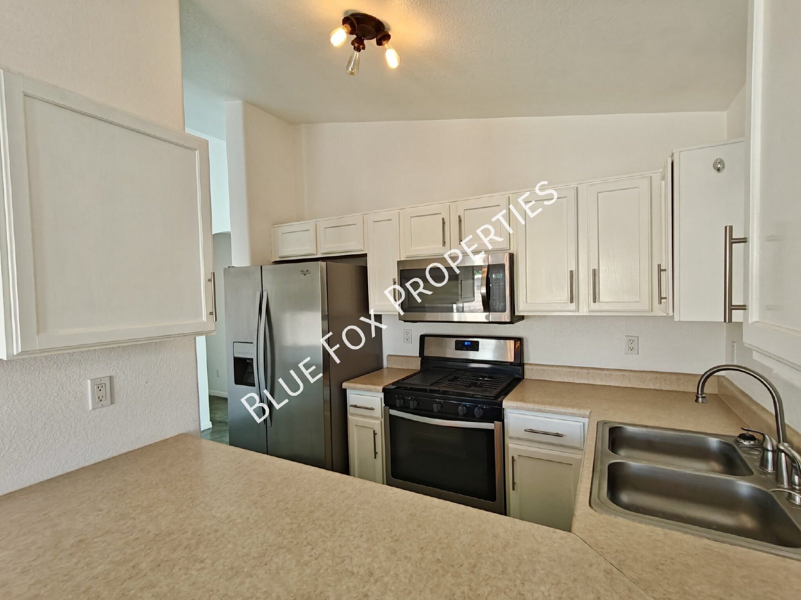 2302 W Silvergate Place property image
