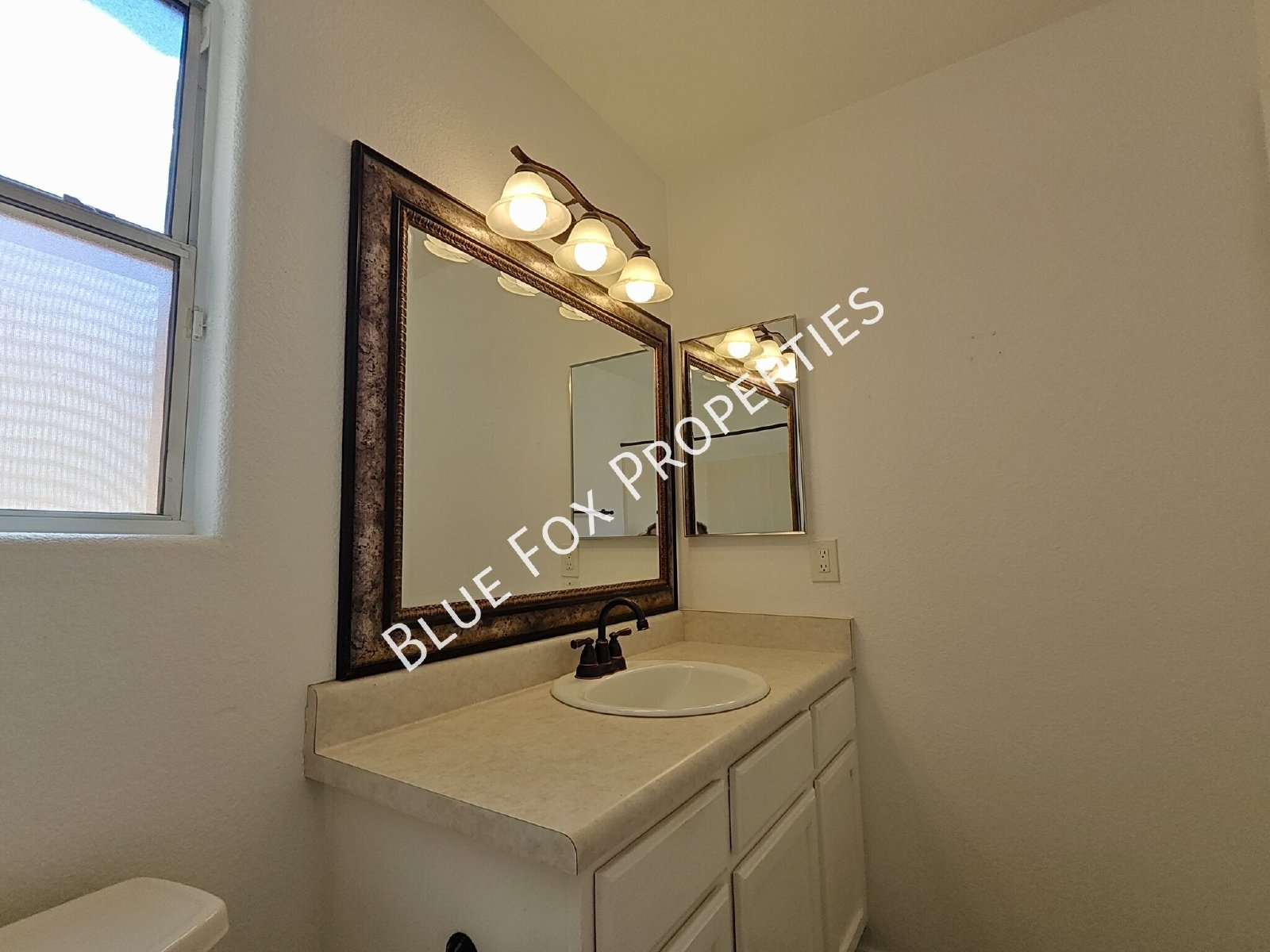 2302 W Silvergate Place property image