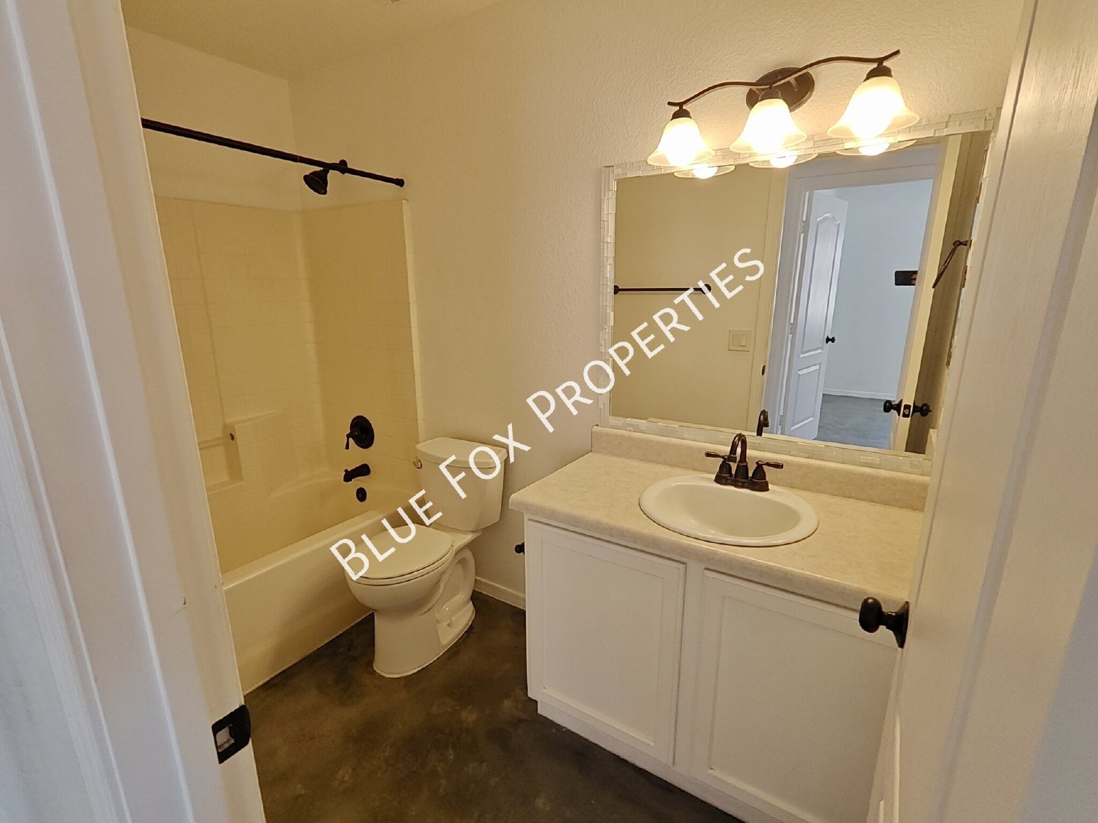 2302 W Silvergate Place property image